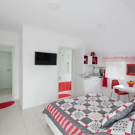 Topart Apartman And *